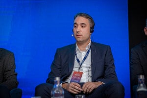 Miloš Radović (Srbská republika), riaditeľ pre export Unipromet, v spolupráci a zastúpení emBUILD, s. r. o. na Slovensku počas diskusie.