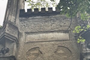 Meno rodiny je na priečelí kaplnky.