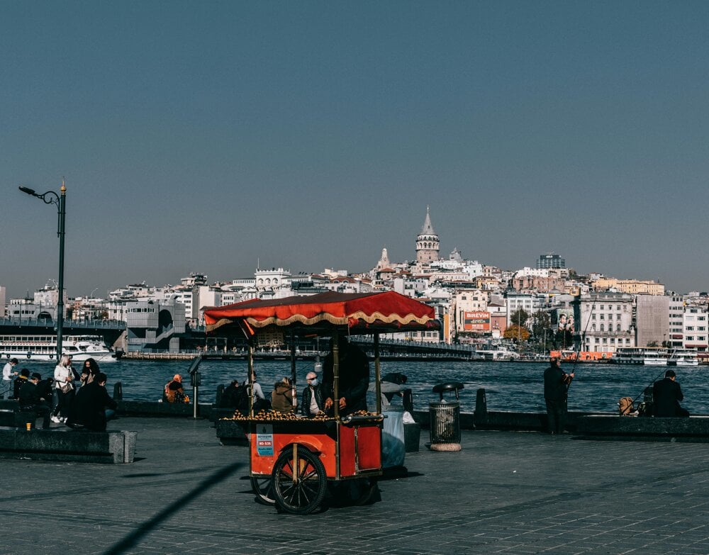 Istanbulská štvrť Eminönü v európskej časti mesta a pohľad na Galatskú vežu (zdroj: pexels.com)