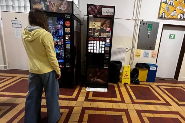 Automat na strednej škole.