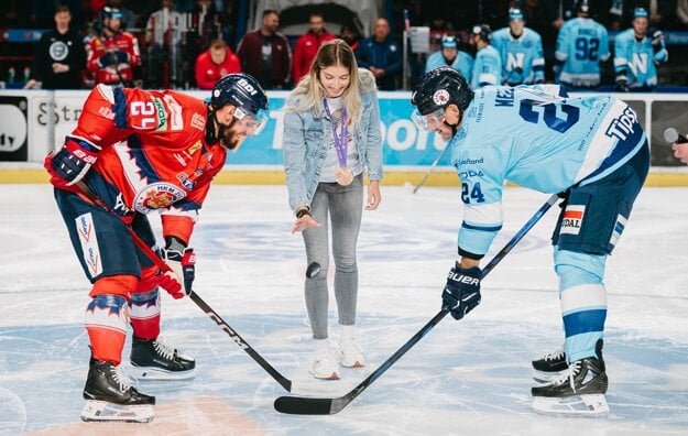 Čestné buly hodila atletická hviezda Emma Zapletalová. (zdroj: Jakub Kania)
