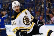 David Krejčí sa teší po jednom zo svojich gólov v drese Bostonu Bruins.