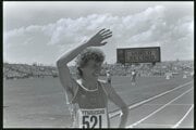 Marita Kochová z NDR máva fanúšikom v Canberre 6. októbra 1985 po víťazstve v behu na 400 m vo svetovom rekorde 47,60.  