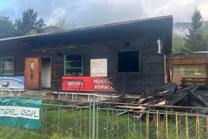 Zhorená budova pri futbalovom ihrisku. V časti bolo pohostinstvo.