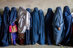 Afganské ženy čakajú na potravinové dávky distribuované humanitárnou skupinou v Kábule v Afganistane 23. mája 2023.