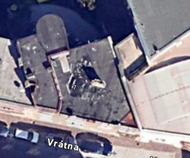 Pohľad zhora na pôvodnú podobu strechy aj s tretím nadzemným podlažím, na snímke vpravo. (zdroj: googlemaps.com)
