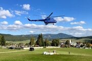 Helikoptéra pomáha s vynáškou na hrad už tretí rok.