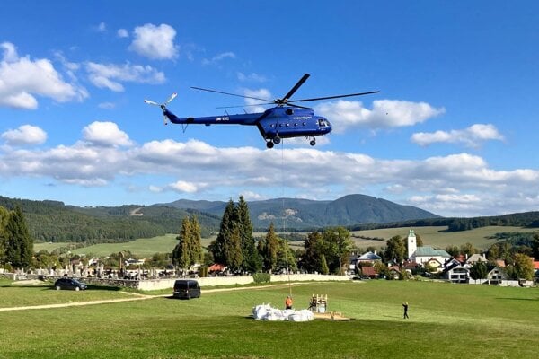 Helikoptéra pomáha s vynáškou na hrad už tretí rok.