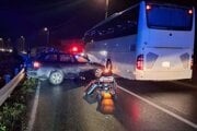 Ranná nehoda v Podvysokej si vyžiadala uzatvorenie cesty. 