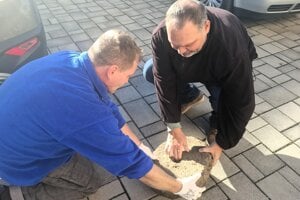 Ladislav Oravec, známy hľadač pokladov z Fiľakova s regionálnym archeológom z Gemersko - malohontského múzea Alexandrom Botošom (vpravo) s výnimočným nálezom.