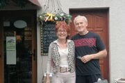 Manželia Janka a Ivan Bačíkovci pred penziónom na Trusalovej. 