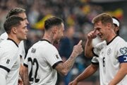 Hráč Nemecka David Raum (uprostred) sa teší z gólu v zápase A-skupiny európskej kvalifikácie MS2026 vo futbale mužov Nemecko - Luxembursko.