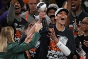 A'ja Wilsonová s trofejou pre víťazky WNBA. 