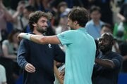 Francúzsky tenista Arthur Rinderknech (vpravo) sa objíma so svojím bratrancom Valentinom Vacherotom