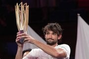 Valentin Vacherot z Monaka s trofejou za víťazstvo na turnaji v Šanghaji.
