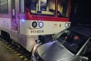 Zrážka vlaku s autom na Kysuciach.