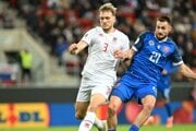 Hráč Slovenska Matúš Bero a hráč Luxemburska Enes Mahmutovic počas kvalifikačného zápasu na MS. 