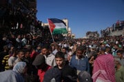 Ľudia sa zhromažďujú, aby privítali oslobodených palestínskych väzňov prichádzajúcich do pásma Gazy po ich prepustení z izraelských väzníc v rámci dohody o prímerí medzi Hamasom a Izraelom.