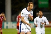Harry Kane oslavuje gól v kvalifikačnom zápase proti Lotyšsku.