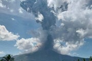 Sopka Lewotobi Laki-Laki chŕli vulkanický materiál počas erupcie na ostrove Flores vo východnej Indonézii.