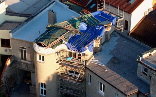Nadstavba nebola súčasťou schváleného projektu na stavebné úpravy rodinného domu. Úrad teraz preverí, či zvýšením vrchného podlažia (na snímke viditeľné biele tvárnice) a rozšírením jeho pôdorysu nedošlo k porušeniu zákona.  (zdroj: Archív)