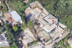 Nad mestom vyrástla honosná vila podobná Bašternákovej. Teraz sa priblížila ku Glváčovi