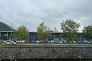 Parkovisko obchodného centra Spektrum v Ružomberku sa zapĺňa už v čase, keď je väčšina prevádzok ešte zatvorených. 