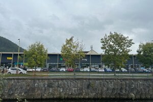 Parkovisko obchodného centra Spektrum v Ružomberku sa zapĺňa už v čase, keď je väčšina prevádzok ešte zatvorených. 