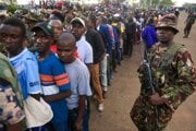 Ľudia stoja v rade, aby mohli uvidieť telo bývalého kenského premiéra Raila Odingu počas poslednej rozlúčky na štadióne Kasarani v Nairobi.