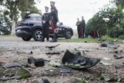 Trosky po explózii vozidla talianskeho novinára Sigfrida Ranucciho.