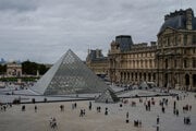 Louvre je jedno z najprísnejšie strážených miest vo francúzskom hlavnom meste.