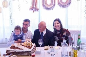 Jubilant Ábel Gašparík s prapravnukom Markom, pravnučkou Simonou a jej partnerom Kristiánom Frajkom, futbalovým rozhodcom.