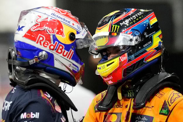 Max Verstappen a Oscar Piastri. (zdroj: SITA/AP)