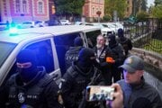 Atentátnika Juraja Cintulu privážajú na súd v Banskej Bystrici.