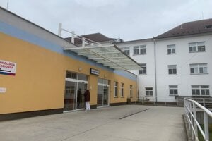 Budova nového pracoviska bude prepojená s urgentným príjmom aj hlavným nemocničným pavilónom. 