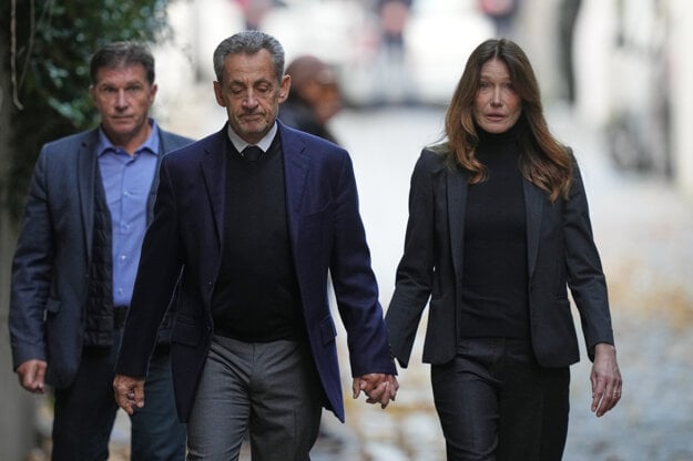 Bývalý francúzsky prezident Nicolas Sarkozy pri odchode z domu do väzenia so svojou manželkou Carlou Bruni. (zdroj: TASR/AP)