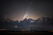 Fotografia dňa NASA „Kométa Lemmon nad Vysokými Tatrami“ z dňa 22. októbra 2025.