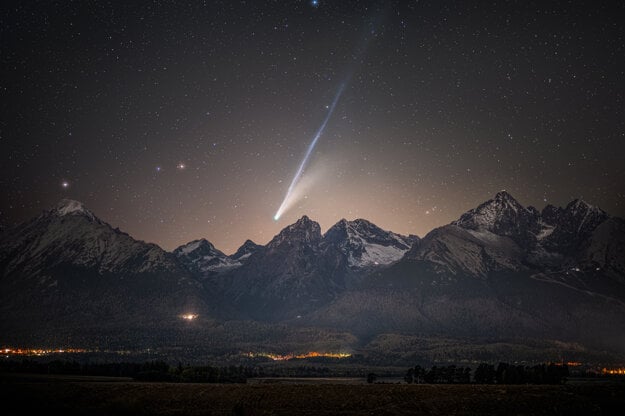 Fotografia dňa NASA „Kométa Lemmon nad Vysokými Tatrami“ z dňa 22. októbra 2025. (zdroj: T. Slovinský/C. Themelis)