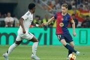 Vpravo Frenkie de Jong a Vinicius Junior v zápase Barcelona - Real Madrid.