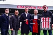 Zľava technický riaditeľ Cracovie Filip Trubalski, športový riaditeľ Požitavskej futbalovej akadémie Jozef Novota, technický riaditeľ FC ViOn Vladimír Červený ml., prezident Cracovie Mateusz Dróżdż a generálny manažér Zlatých Moraviec Marek Ondrejka po spečatení medziklubového partnerstva.