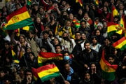 Protestujúci pochodujú proti výsledkom nedeľňajšieho druhého kola prezidentských volieb v La Paz v Bolívii.