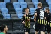 Julius Lindberg (tretí vpravo) z Häckenu sa raduje z gólu so spoluhráčmi  v zápase 2. kola ligovej fázy Konferenčnej ligy BK Häcken - Rayo Vallecano.