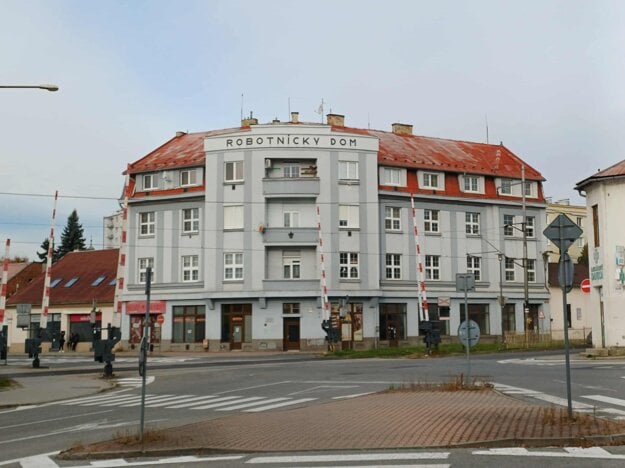 Robotnícky dom. (zdroj: Simona Vozafová)