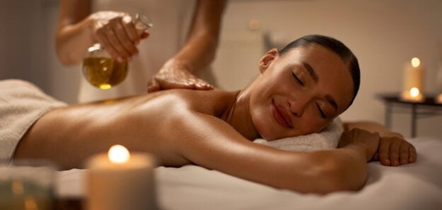 Henima rituál, pri ktorom sa dotyk stáva zážitkom pre všetky zmysly.  (zdroj: Henima)