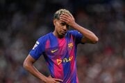 Lamine Yamal sa chytá za hlavu v zápase s Realom Madrid.