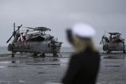 Vrtuľník MH-60R Sea Hawk na lietadlovej lodi USS Nimitz.