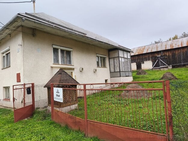 Dom v Šarišskom Jastrabí prenajímali škole. Teraz ho predávajú. (zdroj: Portál Bazoš)