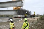 Na snímke ukladanie nosníka na stavbe nových mostov v rámci rekonštrukcie cesty I/9 v pondelok 27. októbra 2025 vo Veľkých Bierovciach okres Trenčín.