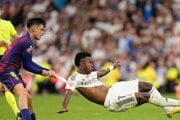 Vinicius Junior (vpravo) a Pedri v šlágri 10. kola španielskej La Ligy Real Madrid - FC Barcelona.