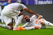 Dani Carvajal v bolestiach leží na trávniku.